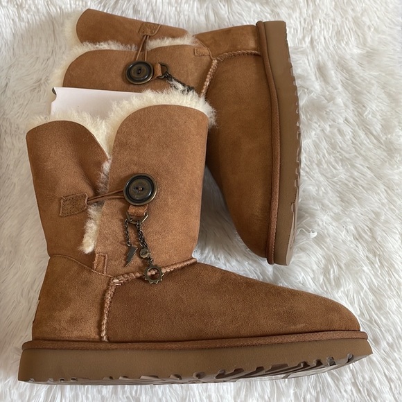 UGG Pure Classic Short boot with Azalea charm 1103129 size 9 womens NEW in Box - Picture 2 of 9